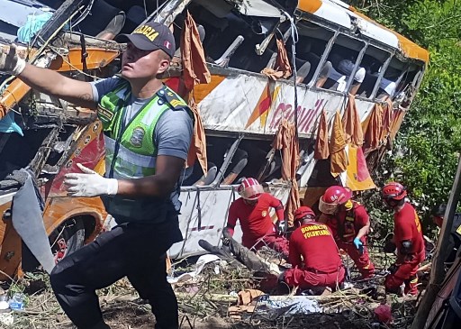 Petugas penyelamat bekerja di lokasi kecelakaan bus di Moyobamba, San Martin, Peru utara pada Senin, 25 November 2024. Sebuah bus yang membawa anak-anak sekolah di Peru utara menewaskan sedikitnya 17 orang tewas.