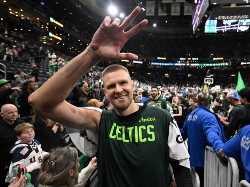 Center andalan Boston Celtics, Kristaps Porzingis, menjalani debut musim NBA 2024-2025 pada pertandingan melawan LA Clippers, Selasa, 26 November 2024 WIB, setelah pulih dari cedera yang memakan waktu berbulan-bulan.