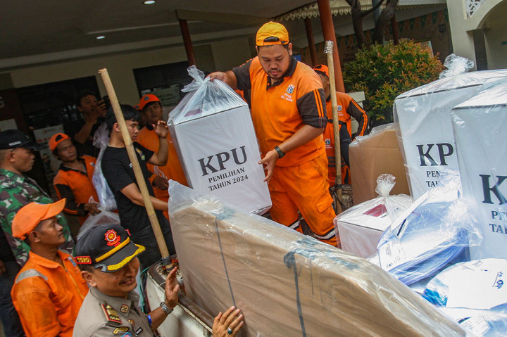 Petugas Penanganan Prasarana & Sarana Umum (PPSU) diperbantukan untuk mendistribusikan kotak suara yang telah terisi kelengkapan untuk pencoblosan di gudang logistik Pilkada di Kecamatan Senen, Jakarta Pusat, Selasa, 26 November 2024.