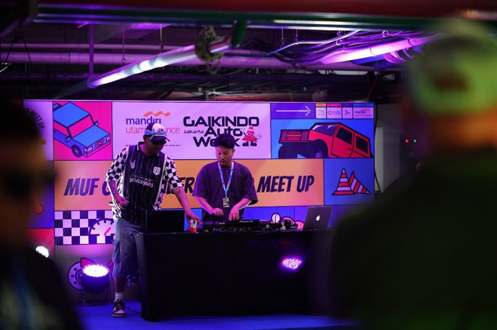 Tak hanya menampilkan berbagai mobil modifikasi yang mengagumkan, acara MUF GJAW Underground Meet Up semakin meriah dengan hadirnya live music yang menambah keseruan sepanjang acara.