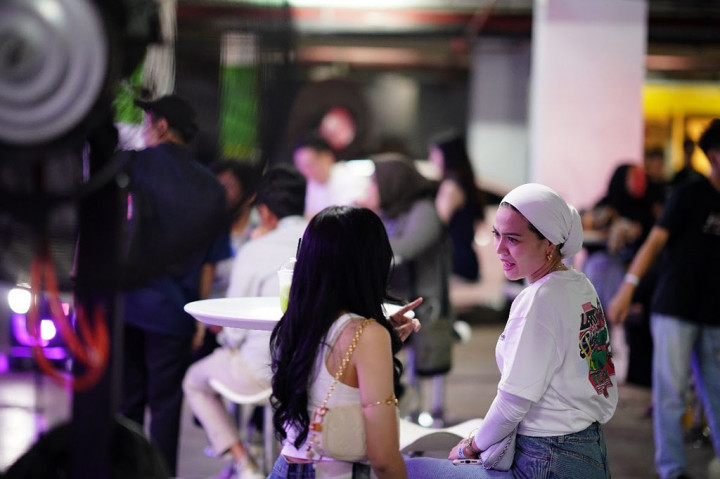 Para wanita pecinta otomotif yang ikut serta dalam acara MUF GJAW Underground Meet Up menambah warna dan keberagaman dalam acara, memperlihatkan bahwa dunia otomotif tidak terbatas oleh gender. 