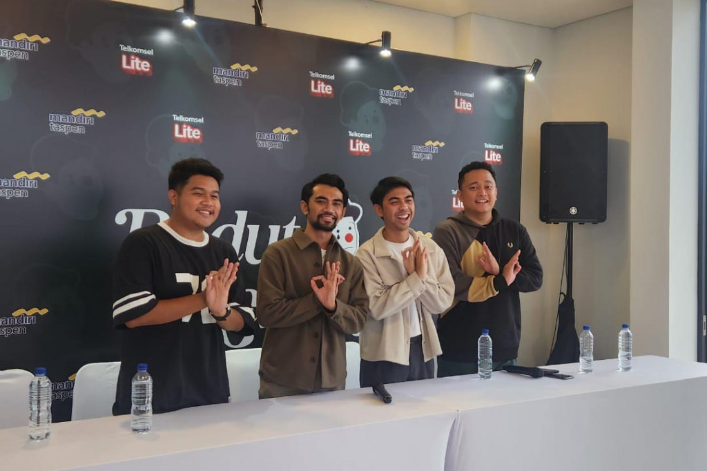 Grup musik dbatlayar yang digawangi oleh kakak beradik David C.R. Batlayar (Dave) dan Daniel Joy Gratia Batlayar (Joy), memulai perjalanan musik mereka sejak 2020 dengan mengusung aliran pop jazz. Tur 'Badut Keliling' merupakan hasil kolaborasi dengan promotor IKIGAI Creativ.