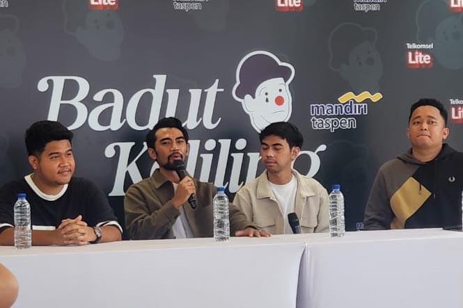 Duo musik asal Jakarta, dbatlayar, bersiap menyapa penggemar di lima kota besar melalui tur perdana mereka yang bertajuk 'Badut Keliling'. Tur ini akan menjadi ajang promosi untuk lagu terbaru mereka, 
'Badut Baru', dan dijadwalkan berlangsung dari akhir November hingga Desember 2024.