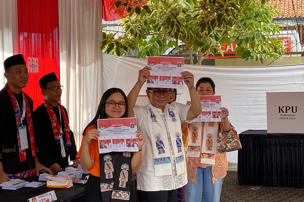 Calon gubernur (Cagub) Jakarta nomor urut 3 Pramono Anung menggunakan hak suaranya di Pemungutan Suara (TPS) 046, Cipete Selatan, Cilandak, Jakarta Selatan, Rabu, 27 November 2024. 