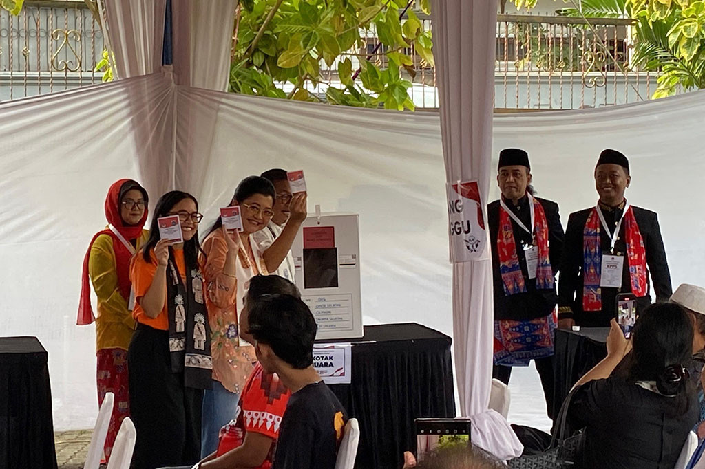 Pramono dan keluarga sebelum mengantre bersama warga, tak lama kemudian mendapat giliran mencoblos. Sebelum bergeser ke bilik suara, Pramono mengecek terlebih surat suara.