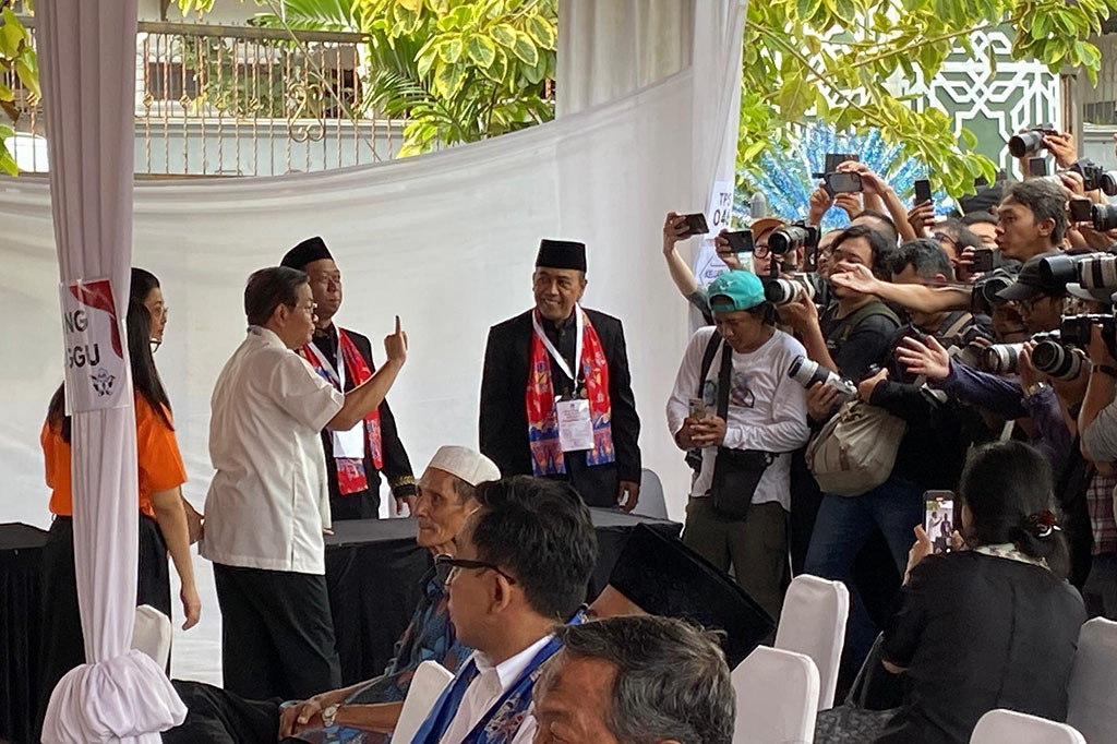 Setelah selesai mencoblos Pramono memamerkan jari yang telah dicelupkan ke dalam tinta tanda sudah selesai memilih. 