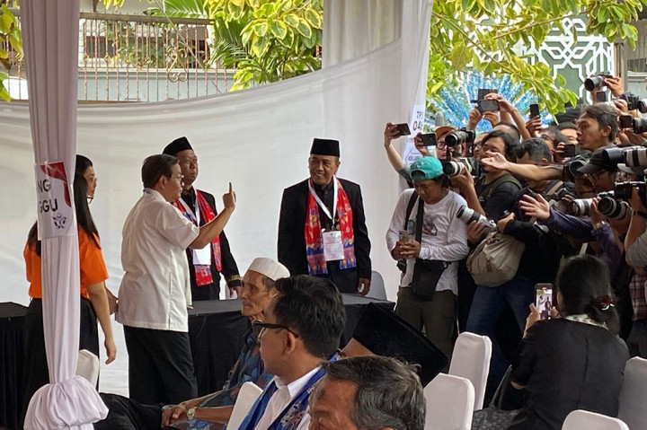 Setelah selesai mencoblos Pramono memamerkan jari yang telah dicelupkan ke dalam tinta tanda sudah selesai memilih. 