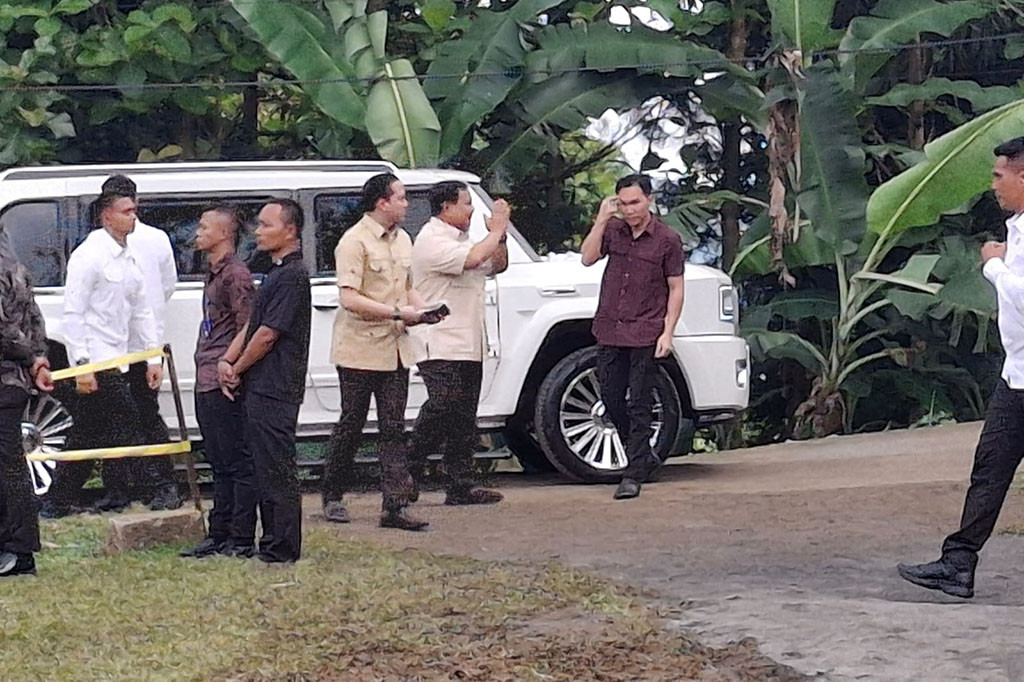 Pantaun Medcom.id, Prabowo tiba pada pukul 08.41 WIB, dengan mengenakan kemeja safari berwarna krem.  