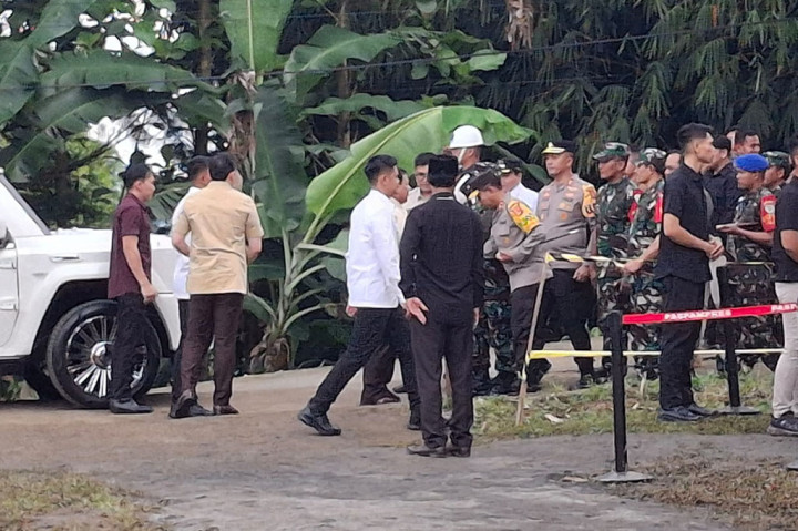 Prabowo disambut Kapolda Jawa Barat Irjen Akhmad Wiyagus, Ketua Komisi Pemilihan Umum (KPU) Bogor Adi Kurnia, Penjabat (Pj) Bupati Bachril Bakri, dan pejabat terkait lainnya.