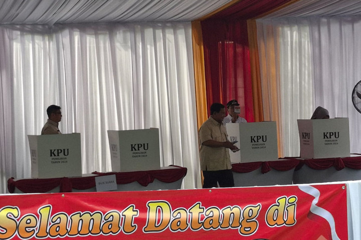 Setelah itu, Prabowo masuk ke bilik pencoblosan. Lalu memasukkan kertas suara ke dalam kotak suara yang telah disediakan. 