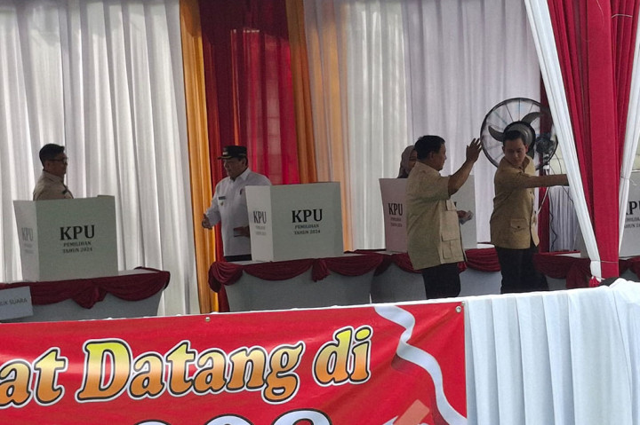 Kemudian, Prabowo mencelupkan kelingking kanannya dan sempat memperlihatkan jarinya yang telah berwarna biru ke awak media.