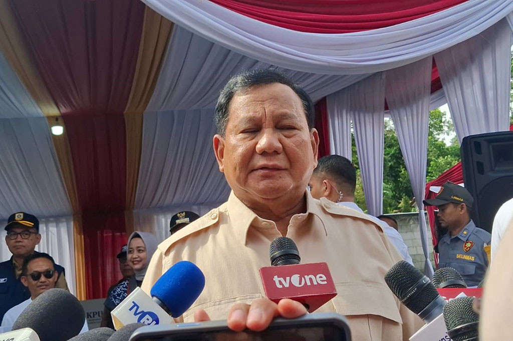 Setelah itu, Prabowo menyempatkan menyalami sejumlah masyarakat yang telah menunggunya dan memberikan keterangan kepada awak media.