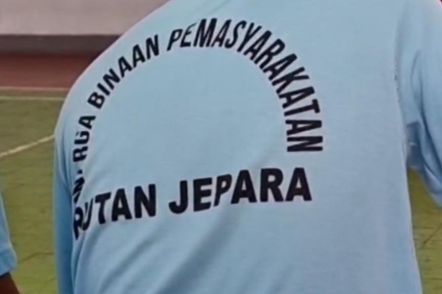 Ratusan narapidana di rutan kelas IIB Jepara, Jawa tengah, Rabu, 27 November 2024 secara bergantian berdasarkan ruang-ruang tahanan menyalurkan hak pilihnya di TPS khusus 901.