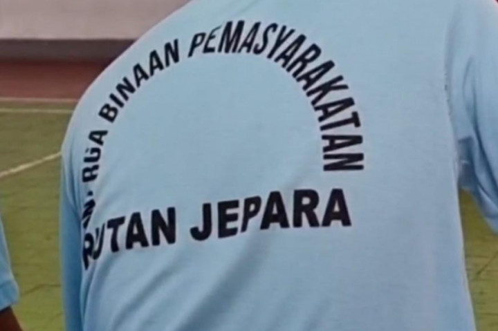 Ratusan narapidana di rutan kelas IIB Jepara, Jawa tengah, Rabu, 27 November 2024 secara bergantian berdasarkan ruang-ruang tahanan menyalurkan hak pilihnya di TPS khusus 901.