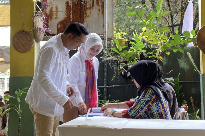 Hari ini, Calon Gubernur Jakarta nomor urut 1, Ridwan Kamil (RK) menggunakan hak suaranya untuk menyoblos di Bandung, Jawa Barat terkait Pilkada 2024. Ia datang ke TPS bersama istrinya, Atalia Praratya atau biasa dipanggil Cinta.