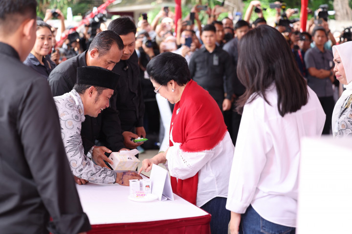 Ketua Umum Partai Demokrasi Indonesia Perjuangan (PDIP) Megawati Soekarnoputri telah memberikan hak suaranya pada Pemilihan Kepala Daerah (Pilkada) Jakarta. Megawati nyoblos di Tempat Pemungutan Suara (TPS) 024, Kebagusan IV, Jakarta Selatan, Rabu, 27 November 2024.