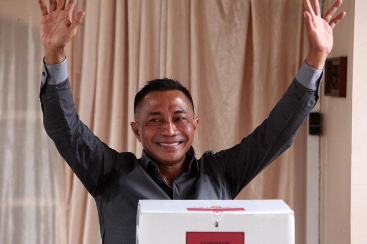 Calon Gubernur Jakarta Nomor Urut 2  Dharma Pongrekun didampingi sang ayah dan adik mencoblos di TPS No 31 Jalan Pertanian Lebak Bulus, Kecamatan CIlandak, Jakarta Selatan.