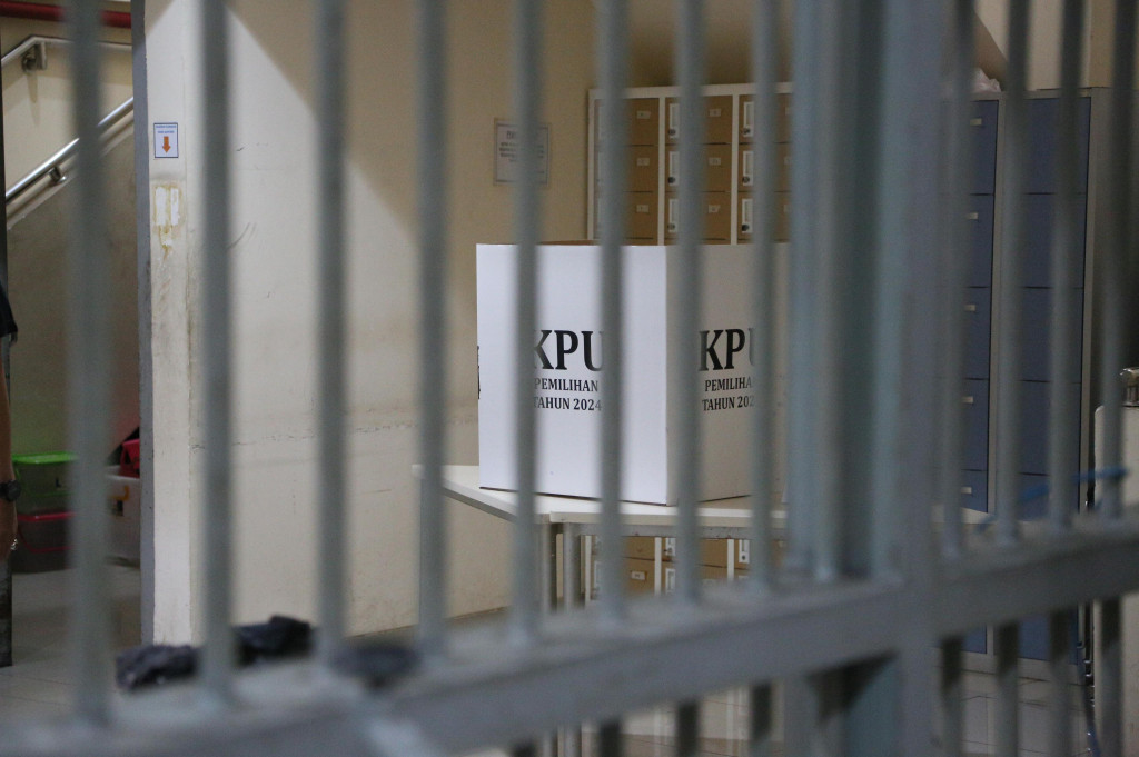 Tahanan yang menggunakan hak suaranya tetap menggunakan rompi oranye. Untuk tahanan di luar Jabodetabek, KPK menyerahkan suaranya kepada Komisi Pemilihan Umum (KPU).