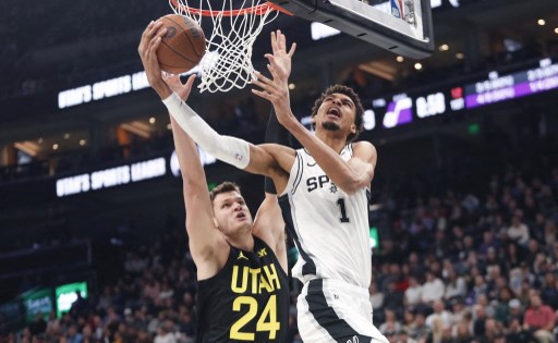 Victor Wembanyama mencetak 34 poin untuk memimpin San Antonio Spurs menang 128-115 atas Utah Jazz dalam pertandingan NBA Cup, Rabu, 27 November 2024 WIB. Kemenangan tersebut membuat mereka berada pada peringkat tiga klasemen Grup B Wilayah Barat.