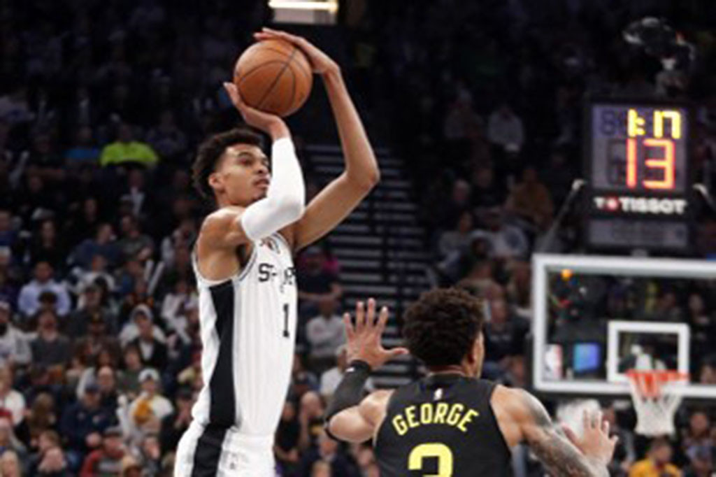 Pemain setinggi 2,21 meter tersebut tampil impresif dengan mencatat enam kali tembakan tiga angka dan total membuat 13 dari 23 tembakan sukses dari lapangan.