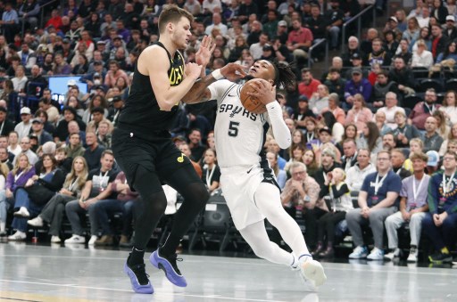 Sementara itu, rookie Stephon Castle menyamai catatan tertinggi musim ini dengan 23 poin, Julian Champagnie membuat 15 poin termasuk tiga tembakan tiga angka krusial pada kuarter keempat yang menjauhkan Spurs dari kejaran Jazz.