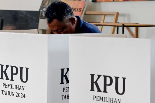 Sejumlah warga binaan terlihat antusias mengikuti proses pencoblosan dengan menggunakan seragam lapas berwarna biru.