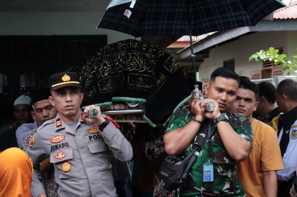 Kapolsek Banda Raya, Iptu Jumadil Firdaus, mengatakan kejadian tersebut bermula saat Agusnadi bersama anggota Linmas lainnya mempersiapkan pengamanan untuk pencoblosan pada pukul 06.30 WIB.