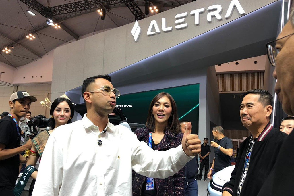 Kehadiran brand otomotif baru Aletra, bukan hanya menyita perhatian publik, namun juga sejumlah tokoh masyarakat dan pemerintah. Raffi Ahmad salah satunya. Selebritis sekaligus Utusan Khusus Presiden untuk Pembinaan Generasi Muda dan Seni, itupun langsung kepincut dengan kendaraan tersebut.