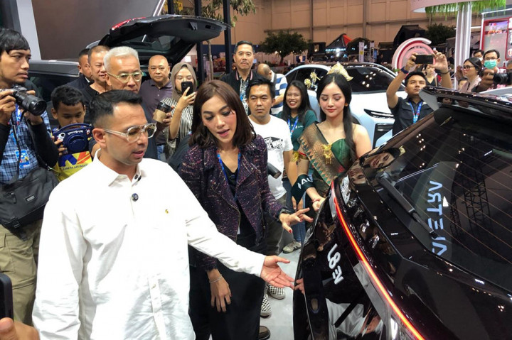 Raffi Ahmad pada Rabu, 27 November 2024, mengunjungi Mandiri Utama Finance GAIKINDO Jakarta Auto Week (MUF GJAW) 2024. Dia langsung membeli unit L8 EV untuk kebutuhan mobilitasnya.
