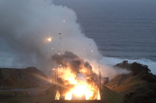 Api dan asap mengepul ke udara setelah mesin roket berbahan bakar padat Epsilon S meledak tak lama setelah uji pembakaran, di Pusat Antariksa Tanegashima di daerah terpencil Kagoshima, Jepang selatan. 