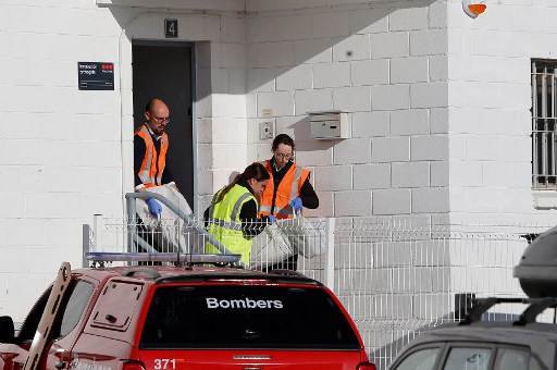 Jenazah korban dibawa keluar dari lokasi pabrik yang runtuh sebagian setelah ledakan  yang menewaskan tiga orang dan melukai tujuh orang, di kawasan industri di Kota Ibi, tenggara Spanyol, Rabu, 27 November 2025.