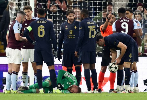 Namun wasit kemudian meninjau ulang proses terjadinya gol dan mengecek VAR. Wasit lantas menganulir gol dari Morgan Rogers usai sang pemain kedapatan melakukan pelanggaran terlebih dahulu kepada pemain bertahan Juventus.