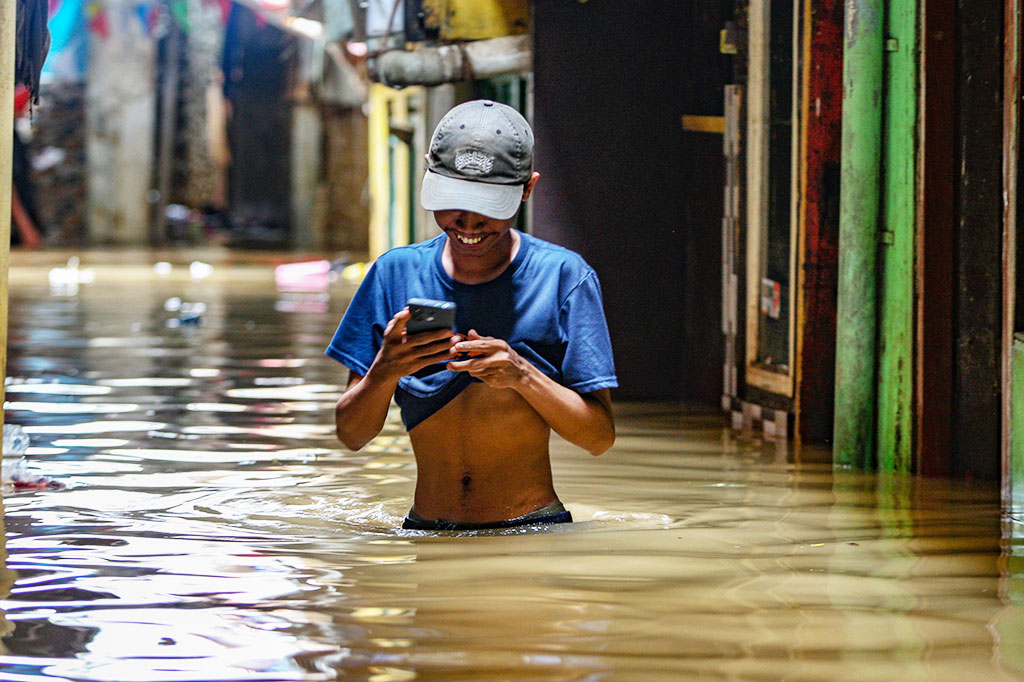 Permukiman warga di Kebon Pala, Kelurahan Kampung Melayu, Jatinegara, Jakarta Timur, Kamis, 28 November 2024 pagi, terendam banjir hingga 2,5 meter akibat Kali Ciliwung meluap.