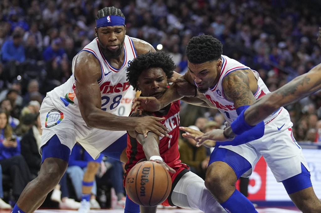 Philadelphia sempat memimpin 115-112 di awal perpanjangan waktu melalui tembakan tiga angka dari sudut lapangan oleh Yabusele. Namun, Rockets merespons dengan laju poin 9-0, di mana Sengun mencetak tiga layup berturut-turut setelah Green berhasil menyamakan kedudukan dengan tiga lemparan bebas.