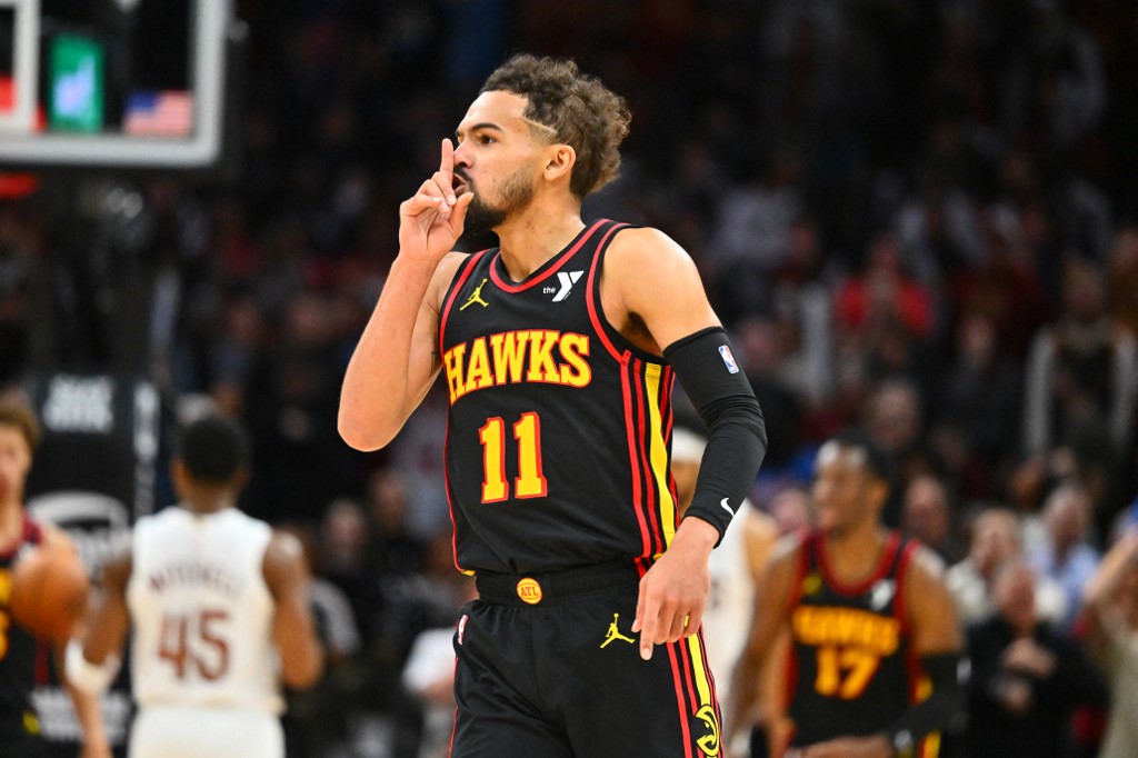 Bintang Atlanta Hawks Trae Young mencatatkan 22 assist yang merupakan rekor tertinggi di NBA musim ini sekaligus mencetak 20 poin untuk memimpin timnya mengalahkan tim pemuncak klasemen Cleveland Cavaliers 135-124 pada pertandingan lanjutan NBA, Kamis, 28 November 2024 WIB.