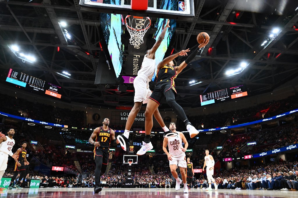 Cavaliers yang sempat memimpin hingga 19 poin di awal laga, kini mengantongi rekor 17 menang dan dua kalah (17-2). Sementara itu, Hawks berhasil menghentikan tren tiga kekalahan beruntun dengan kemenangan besar di laga tandang setelah sebelumnya juga menaklukkan juara bertahan Boston Celtics pada 12 November.