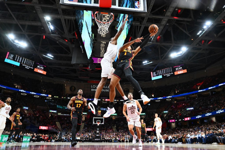 Cavaliers yang sempat memimpin hingga 19 poin di awal laga, kini mengantongi rekor 17 menang dan dua kalah (17-2). Sementara itu, Hawks berhasil menghentikan tren tiga kekalahan beruntun dengan kemenangan besar di laga tandang setelah sebelumnya juga menaklukkan juara bertahan Boston Celtics pada 12 November.