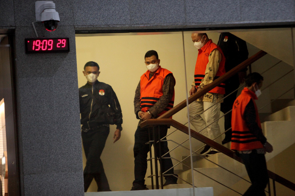 Komisi Pemberantasan Korupsi (KPK) kembali mengungkap identitas tiga tersangka kasus dugaan suap pengadaan dan pemeliharaan jalur kereta di DJKA, Kemenhub. Mereka semua merupakan Ketua Kelompok Kerja (Pokja) di sejumlah proyek.