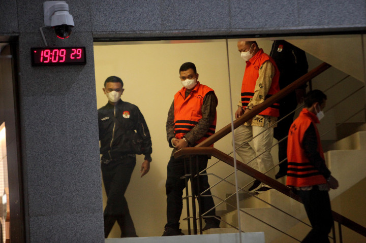 Komisi Pemberantasan Korupsi (KPK) kembali mengungkap identitas tiga tersangka kasus dugaan suap pengadaan dan pemeliharaan jalur kereta di DJKA, Kemenhub. Mereka semua merupakan Ketua Kelompok Kerja (Pokja) di sejumlah proyek.