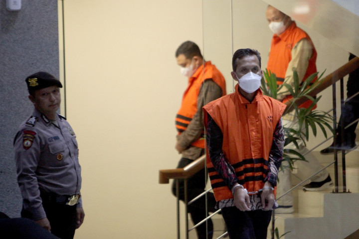 “Hari ini akan disampaikan penyidikan salah satu perkara yang ditangani KPK penyidikan tindak pidana korupsi yang diduga dilakukan oleh tersangka H, tersangka EP, dan tersangka BP,” kata Direktur Penyidikan KPK Asep Guntur Rahayu di Gedung Merah Putih KPK, Jakarta Selatan, Kamis, 28 November 2024.