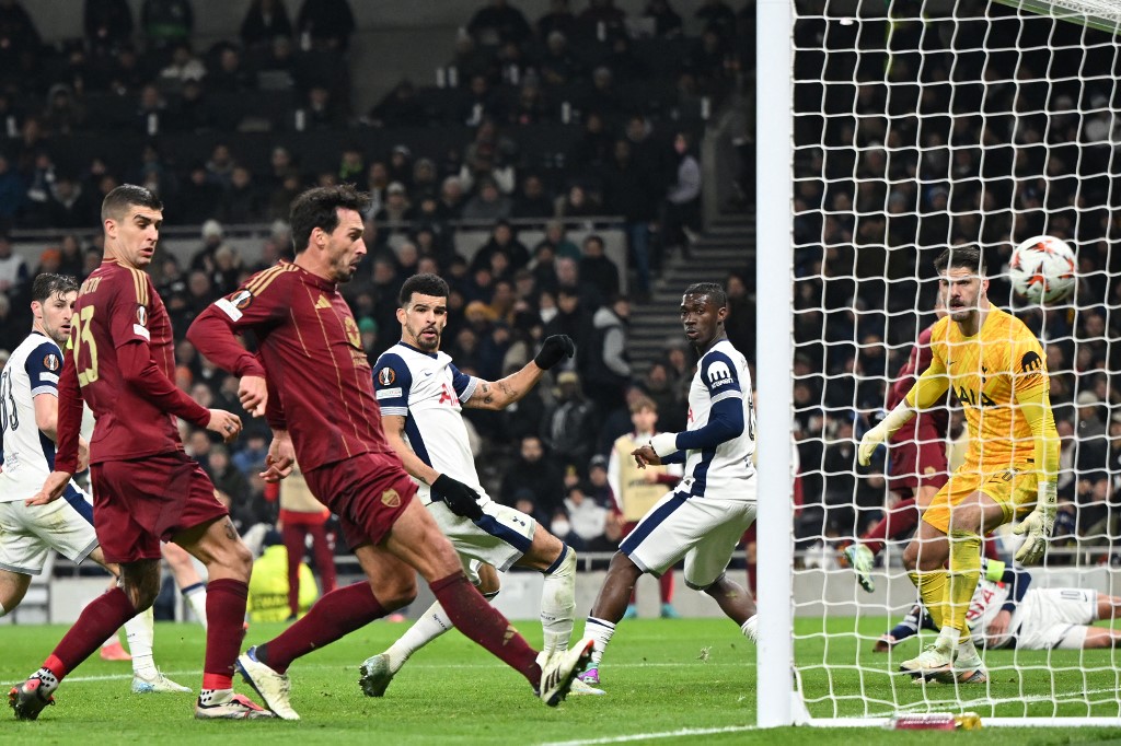 Gol larut Mats Hummels menyelamatkan AS Roma dari kekalahan pada pertandingan Liga Europa kontra Tottenham yang pada akhirnya usai dengan skor sama kuat 2-2 di Stadion Tottenham Hotspur, London, Jumat, 29 November 2024 dini hari WIB.