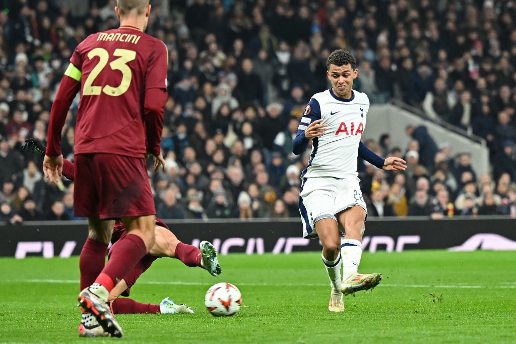 Tottenham tak tinggal diam dan berhasil kembali unggul pada menit 33 setelah umpan tarik dari Dejan Kulusevski dapat dikonversikan menjadi gol oleh tendangan Brennan Johnson sehingga skor berubah menjadi 2-1.