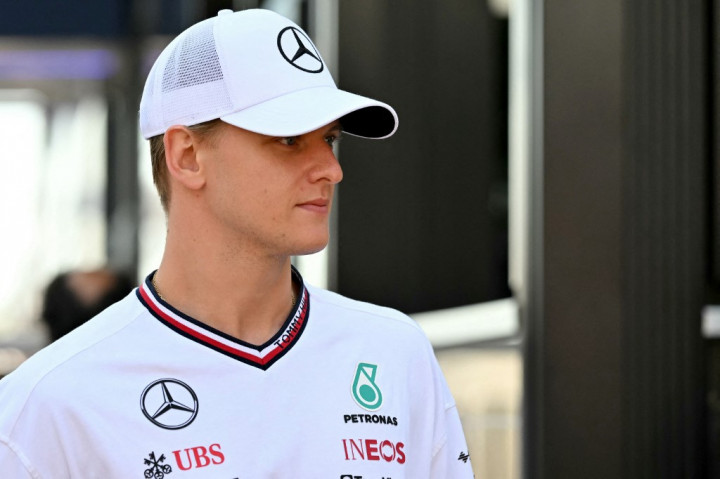 Tim balap Mercedes mengonfirmasi bahwa pebalap cadangan mereka, Mick Schumacher, akan meninggalkan tim pada akhir tahun 2024.