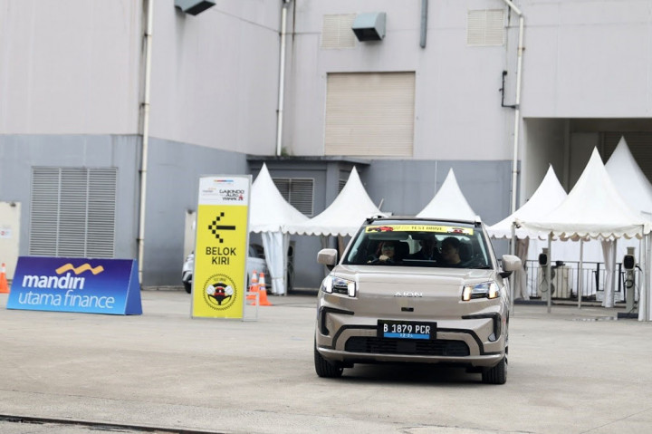 Pengunjung yang ingin menjajal kendaraan di area test drive diwajibkan untuk menggunakan sabuk pengaman serta mengikuti alur test drive yang telah ditentukan.