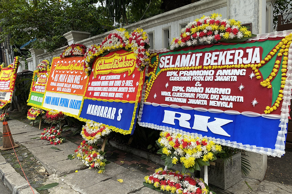 “Selamat Mas Pram dan Bang Doel! Semoga Jakarta jadi kota yang ramah tanpa dram,” Isi karangan bunga dari Klub Nongkrong di Taman.