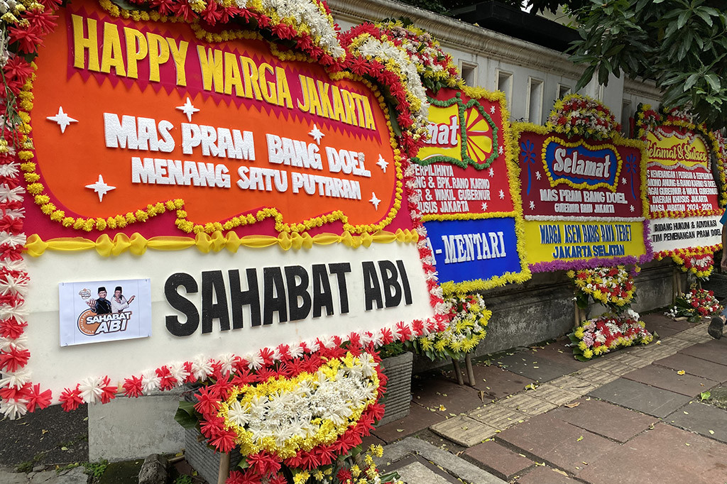 Berdasarkan pantauan Medcom.id Karangan bunga tersebut berasal dari berbagai kalangan diantaranya dari Klub Nongkrong di Taman, Komunitas Komentator Bola hingga dari Ikatan Janda-Janda Indonesia.