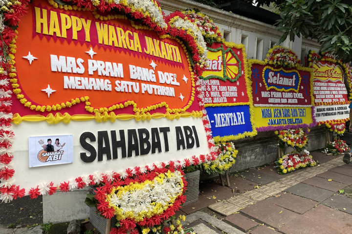 Berdasarkan pantauan Medcom.id Karangan bunga tersebut berasal dari berbagai kalangan diantaranya dari Klub Nongkrong di Taman, Komunitas Komentator Bola hingga dari Ikatan Janda-Janda Indonesia.