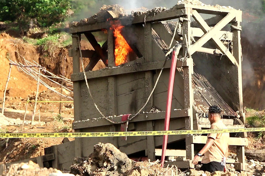 Polda Sumatera Barat melakukan operasi penertiban aktivitas penambangan ilegal di kawasan hutan Solok Selatan, Sumatra Barat.  Sejumlah camp tambang dibakar dan di-polise line.