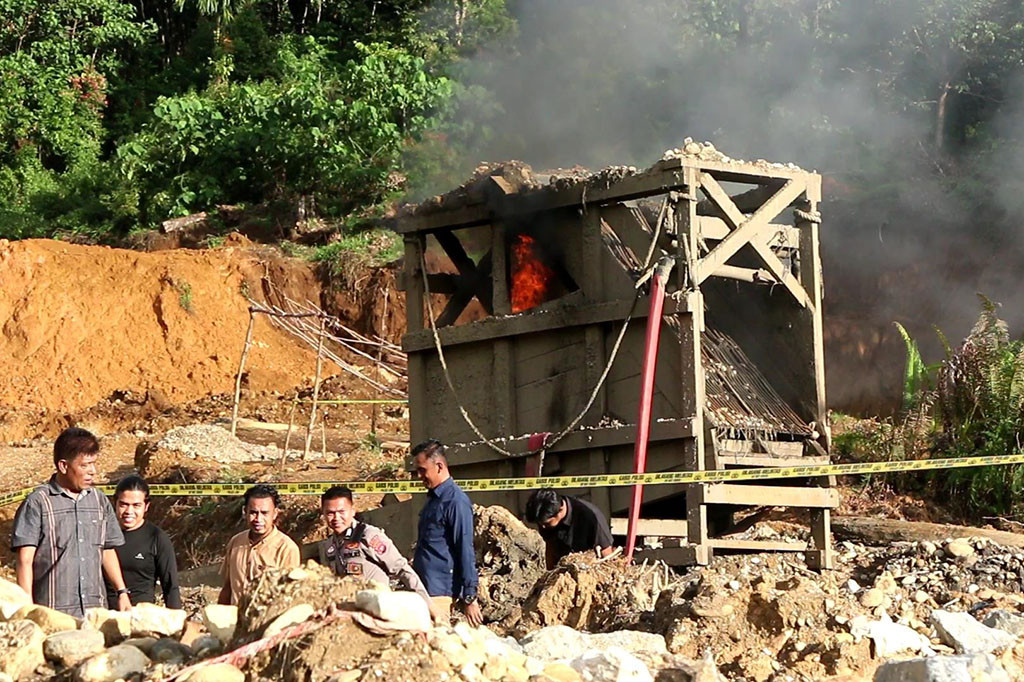 Penertiban ini dilakukan pascakejadian penembakan terhadap Kasat Reskrim Polres Solok Selatan, AKP Ryanto Ulil Anshar oleh Kabag Ops Polres Solok Selatan AKP Dadang Iskandar.