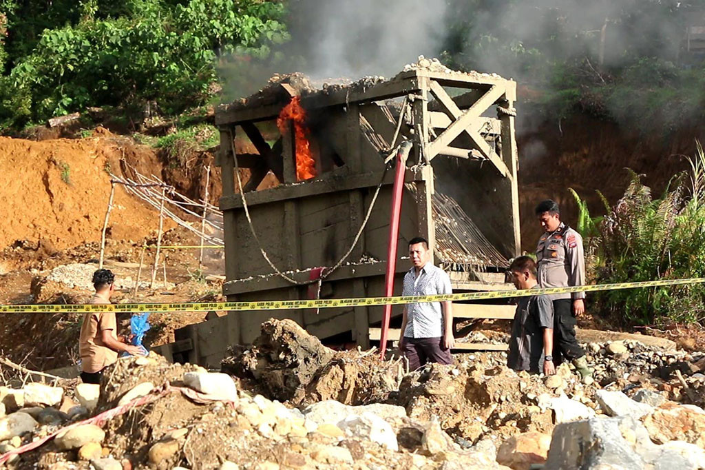 Kapolda Sumatera Barat Irjen Pol Suharyono, memimpin langsung operasi penertiban tambang ilegal di hutan Kabupaten Solok Selatan (Solsel), Sumatra Barat, Kamis, 28 November.